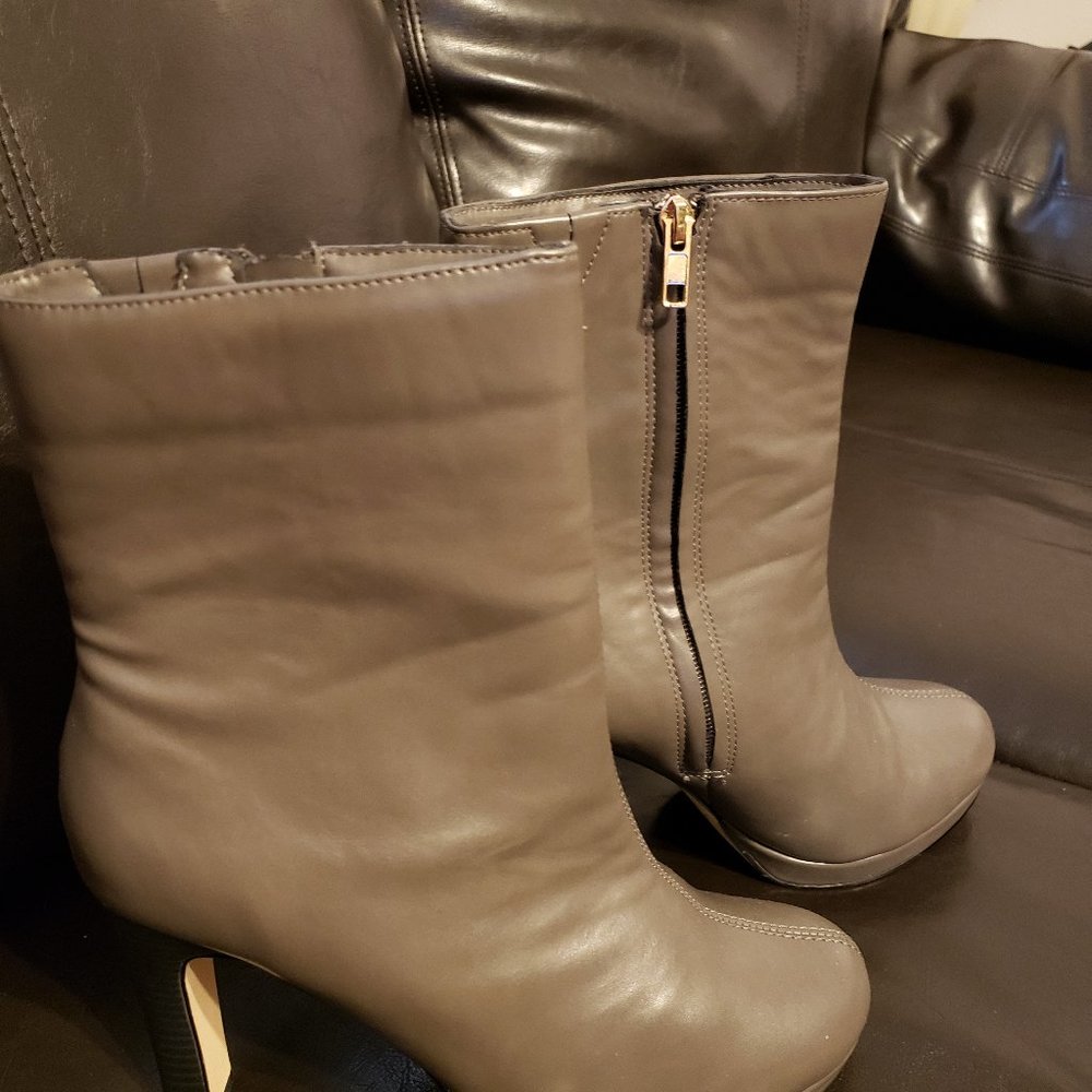 Eva Mendes, size 9, Grey high heel zip boots